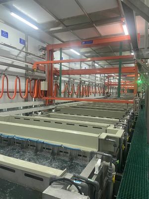 Prezzo buono Linea di produzione di anodizzazione in alluminio PLC da 2.200 tonnellate/mese per trattamento superficiale di tipo II e III In linea