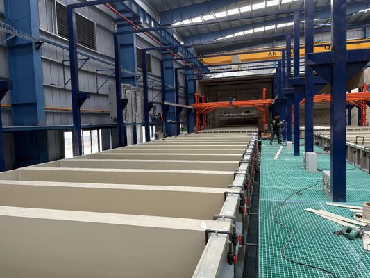 Prezzo buono Linea di produzione di anodizzazione orizzontale con 450 T/mese di uscita 6500 mm lunghezza massima del profilo e spessore della pellicola anodizzante 8-12 μm in linea