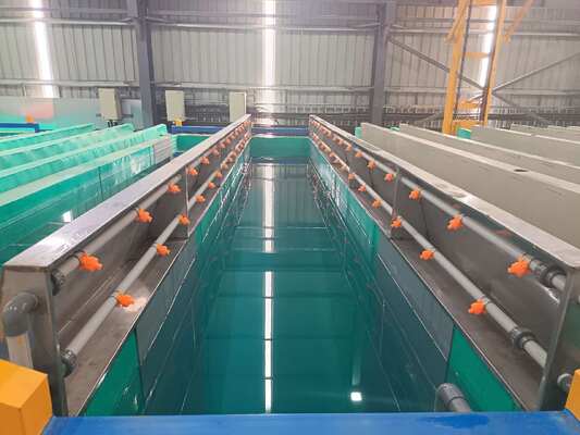 Prezzo buono Linea di produzione automatica per anodizzazione di alluminio da 800T/Mese con lunghezza massima del profilo di 6500 mm e spessore del film di 10~12 µm in linea