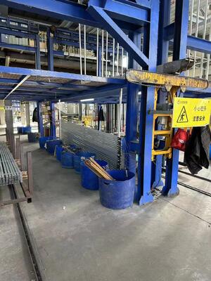 Prezzo buono Linea di produzione automatica di anodizzazione dell'alluminio da 800 T/mese con lunghezza massima del profilo di 6500 mm e apparecchiature per il trattamento superficiale dello spessore della pellicola da 10 a 12 μm in linea