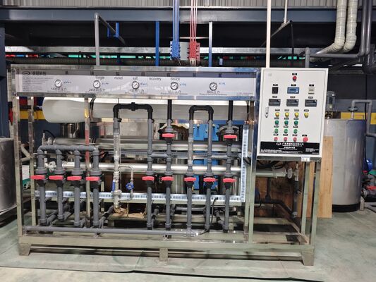 Prezzo buono 1200 tonnellate/mese Fabbricazione 8-12μm Spessore della pellicola 6500mm Lunghezza massima del profilo Linea di produzione di anodizzazione per il trattamento superficiale dell'alluminio In linea