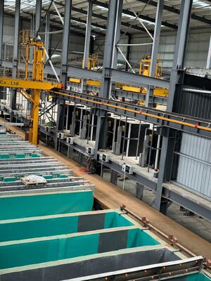 Prezzo buono Linea di rivestimento anodizzante automatico con 700 tonnellate al mese Grande capacità e controllo avanzato del processo per spessore di pellicola da 8 a 12 μm In linea