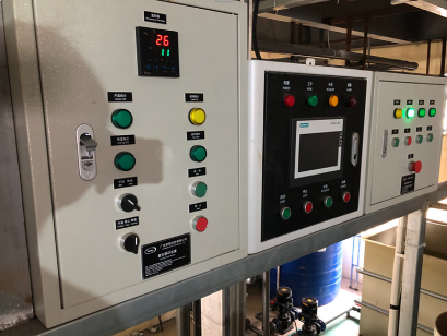 Prezzo buono 80 tonnellate/mese Linea di anodizzazione in alluminio a controllo PLC completamente automatica con controllo di temperatura preciso a ±1°C In linea